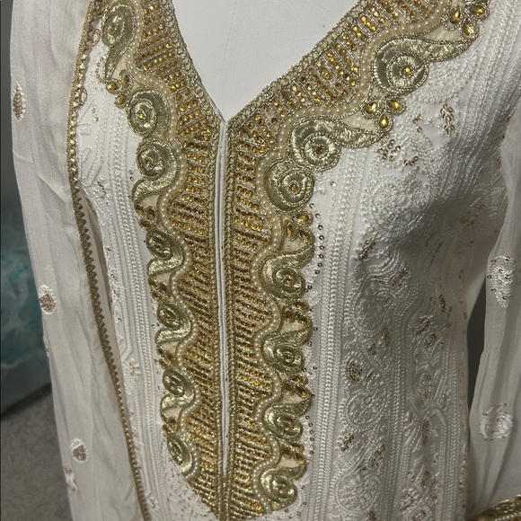 Off white and Gold shalwar kameez Duppatta Embroidered chicken kari chiffon. S-M - Picture 4 of 17